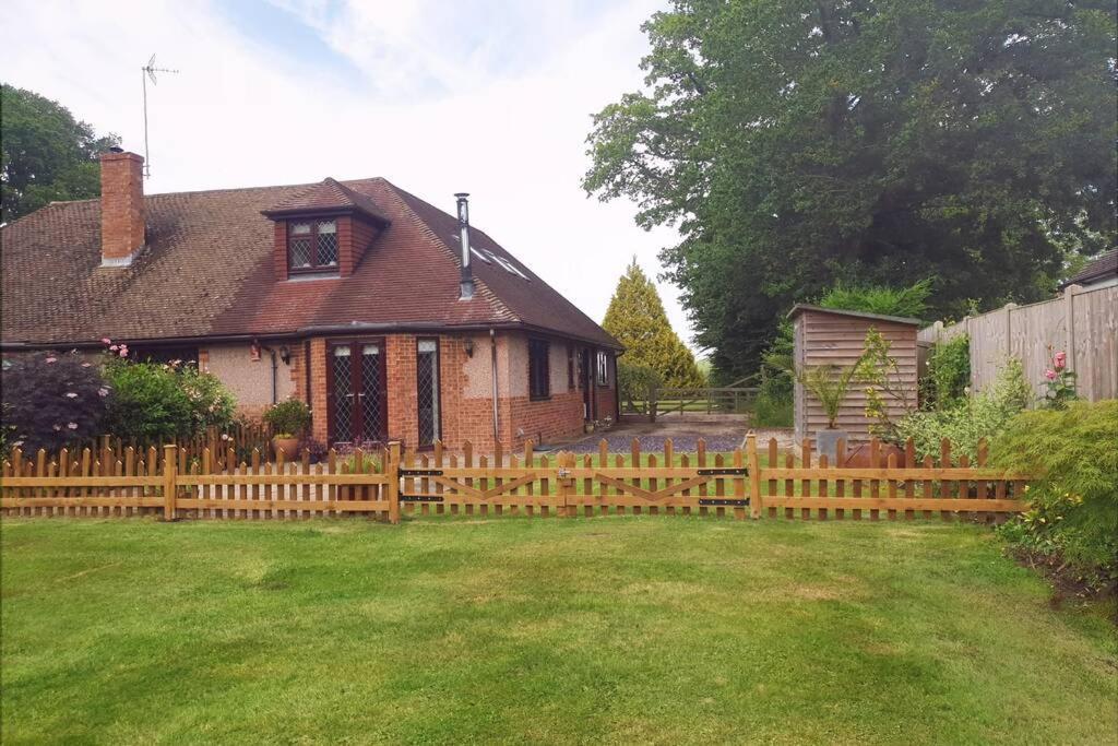 Ashwood Holiday Cottage. แอชฟอร์ด ภายนอก รูปภาพ